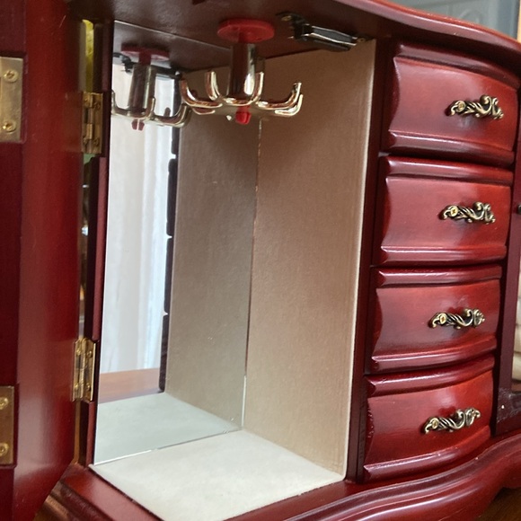 Beautiful Cherry Finish Vintage Tabletop or Dresser Jewelry Box - Picture 6 of 6